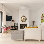 Front Row To The - Luxury 2br With Free Parking *