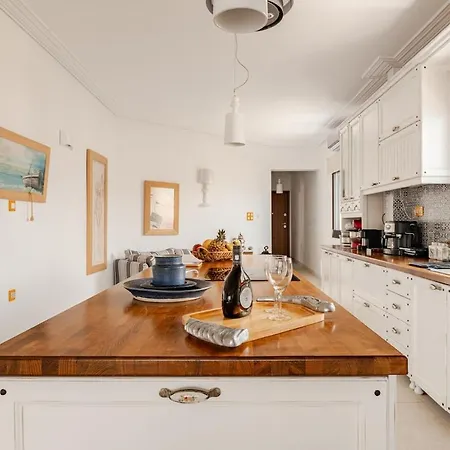 Front Row To The - Luxury 2br With Free Parking *